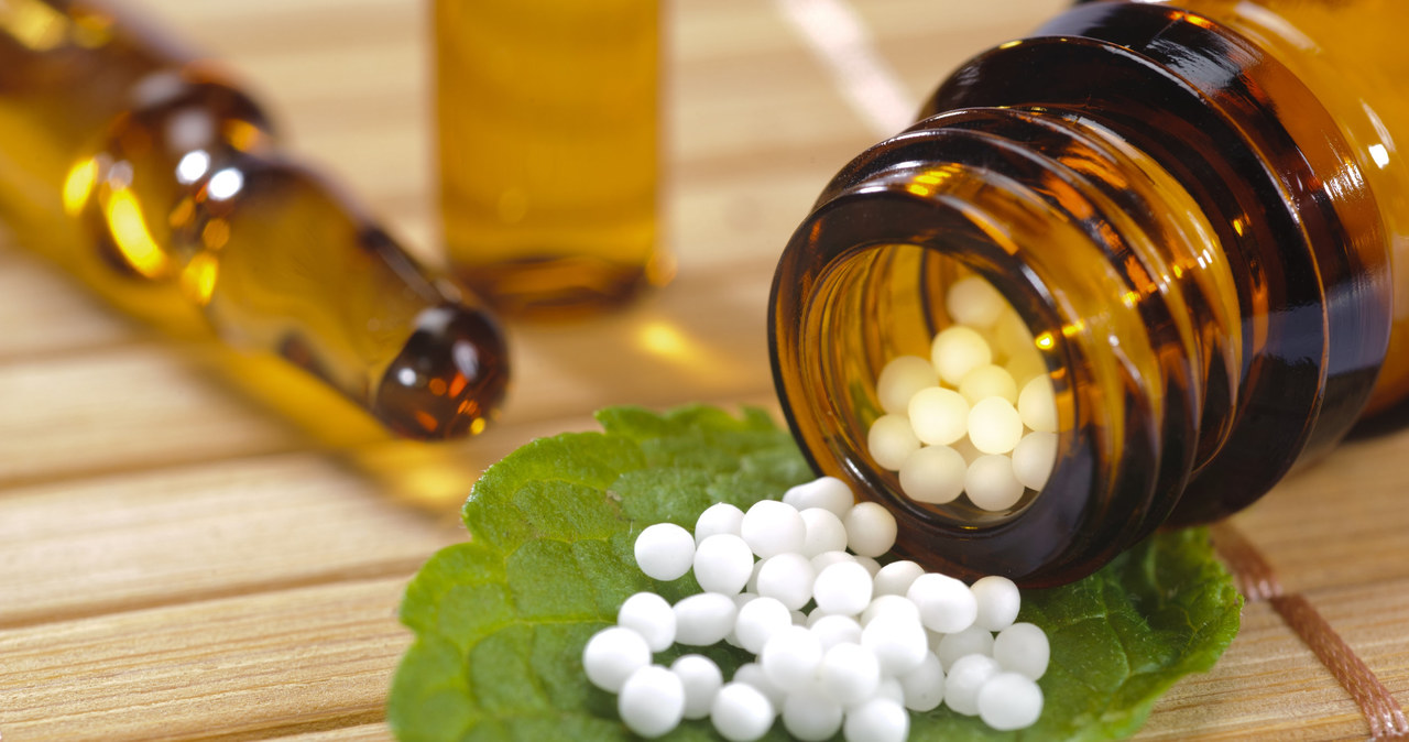 Leki homeopatyczne na odporność dostępne są zazwyczaj w formie mikrogranulek lub syropów /123RF/PICSEL