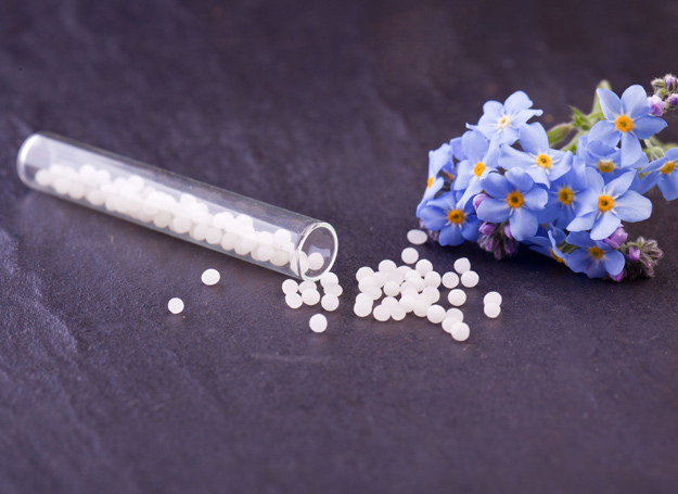 Leki homeopatyczne wspomagają więc naturalną zdolność organizmu do walki z chorobą. /123RF/PICSEL