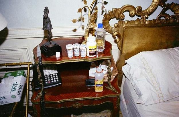 Leki na nocnym stoliku Michaela Jacksona /