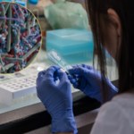 Leki zostawiają ślad w mikrobiomie nawet lata po przyjęciu. Nic się nie ukryje