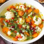 zupa Lekka, kolorowa i pełna warzyw. Najlepsza zupa do letniego menu