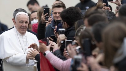 "Lekka niedyspozycja" papieża. W środę witał się z wiernymi podczas audiencji generalnej