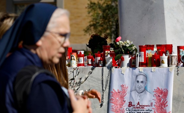 Lekka poprawa stanu zdrowia papieża Franciszka