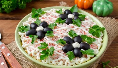 Lekka sałatka na wielkanocny stół. Smakuje świetnie, jej wygląd też robi wrażenie