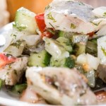 Lekka sałatka śledziowa. Bez długiego stania w kuchni i z prostych składników