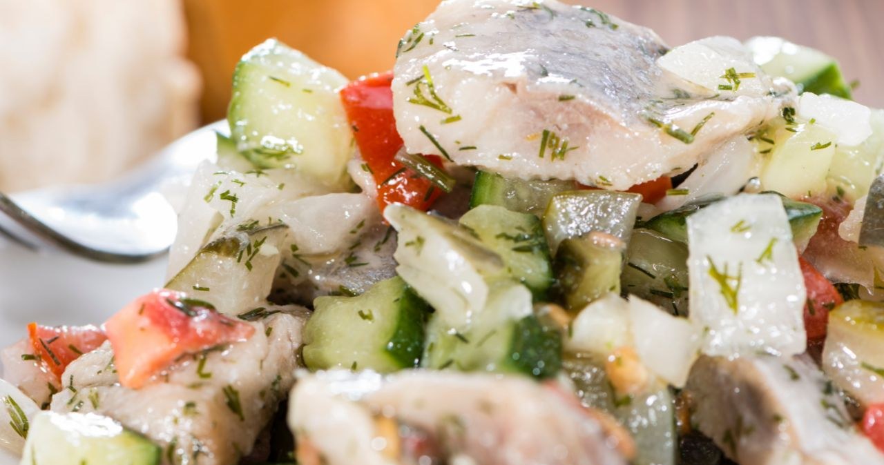 Lekka sałatka śledziowa to pyszna przekąska na święta lub sylwestra /HandMade Pictures /Canva Pro