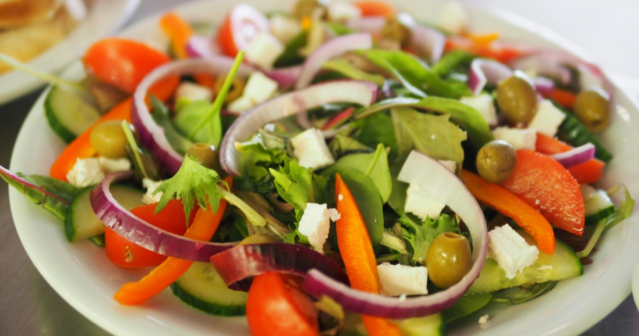 Lekka sałatka z pomidorem i fetą jest doskonałym wyborem na wielkanocny stół /Chan Walrus /pexels.com