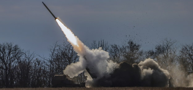 Lekka wieloprowadnicowa wyrzutnia rakiet HIMARS w użyciu wojsk ukraińskich /HANNIBAL HANSCHKE /PAP/EPA