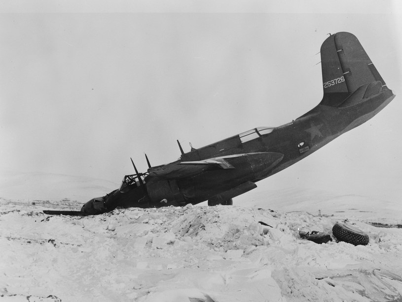Lekki bombowiec rozbity podczas lądowania w Nome na Alasce. Po reperacji wznowił lot na front rosyjsko-niemiecki /East News