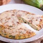 pomysły na śniadanie Lekki omlet z cukinią i serem. Wystarczy kilka prostych składników i sycące śniadanie gotowe