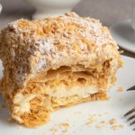 Lekkie ciasto na niedzielę. Budyniowe nadzienie pomiędzy maślanymi blatami