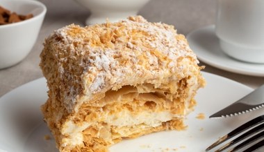 Lekkie ciasto na niedzielę. Budyniowe nadzienie pomiędzy maślanymi blatami