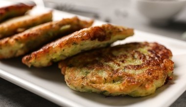 Lekkie i delikatne kotlety z kabaczka. Pomysł na bezmięsny obiad 