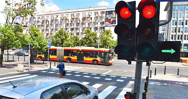 Lekkie „nagięcie” przepisu o obowiązku poruszania się prawym pasem polegające na zwolnieniu go dla tych, którzy na zielonej strzałce skręcają w prawo, pomoże upłynnić ruch. /Motor