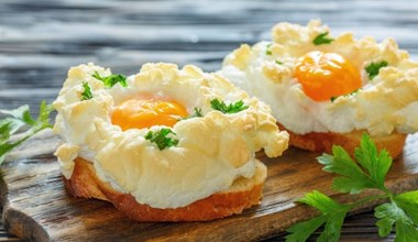 Lekkie, puszyste i nietuzinkowe. Na śniadanie przygotuj Obłoczki Jajeczne
