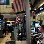 Lekkie spadki na Wall Street po mieszanych danych makro