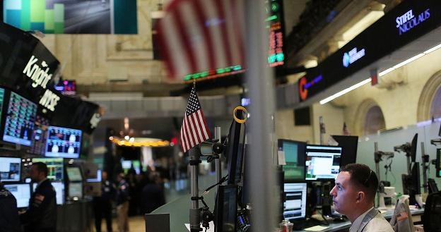 Lekkie spadki na Wall Street po mieszanych danych makro /AFP