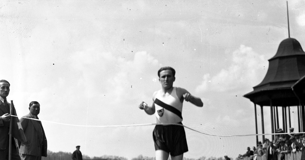 Lekkoatletyczne mistrzostwa Polski w Królewskiej Hucie. Janusz Kusociński przekracza linię mety. /Z archiwum Narodowego Archiwum Cyfrowego