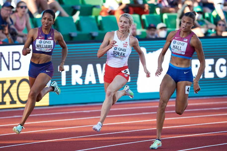 Lekkoatletyczne mistrzostwa świata - Eugene 2022. Siedmioboistki: Polka Adrianna Sułek (C) oraz Amerykanki Kendell Williams (L) i Anna Hall (P), w biegu na 200 m /Adam Warżawa /PAP