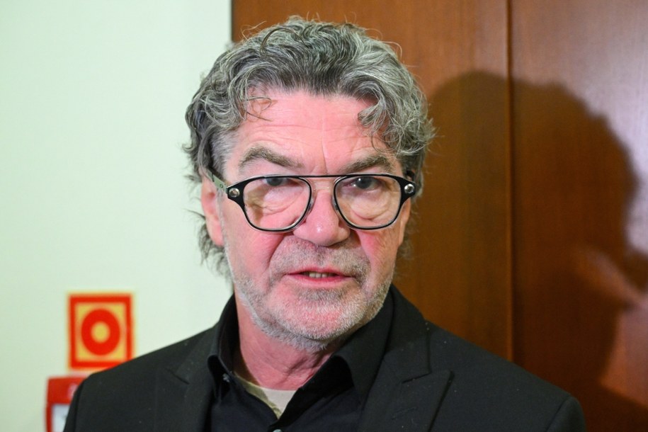 Lektor Jarosław Łukomski przed salą rozpraw Sądu Okręgowego w Warszawie /Radek Pietruszka /PAP