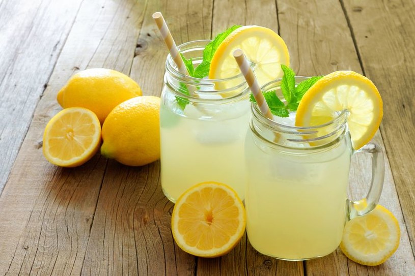Lemoniada z cytryną nawadnia, orzeźwia i pomaga schudnąć, ale może nasilać objawy refluksu /123RF/PICSEL