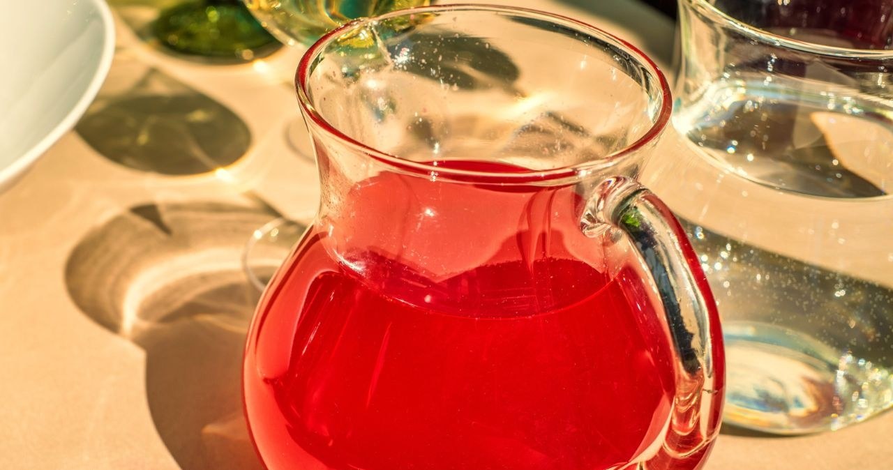 Lemoniada z hibiskusa, inaczej nazywana karkade, to napój popularny w Egipcie /oskanov /123RF/PICSEL