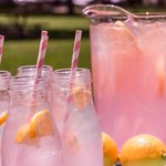 Lemoniada z pachnących kwiatów. Nie tylko orzeźwi, działa też przeciwbakteryjnie