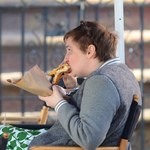 Lena Dunham objada się pizzą!