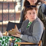 Lena Dunham objada się pizzą!