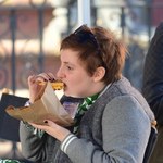 Lena Dunham objada się pizzą!