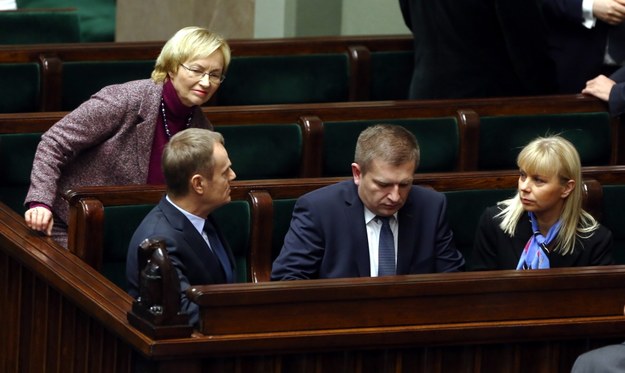 Lena Kolarska-Bobińska, Donald Tusk, Bartosz Arłukowicz i Elżbieta Bieńkowska w Sejmie /Tomasz Gzell /PAP