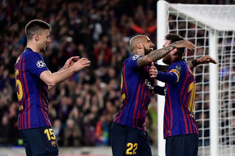 Lenglet, Vidal i Messi cieszą się w meczu z Liverpoolem /AFP