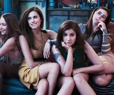 Lenie Dunham zyskała popularność dzięki stworzonemu przez nią serialu "Dziewczyny", opowiadającym o życiowych perypetiach dwudziestokilkuletnich mieszkanek Nowego Jorku. Nazywana "głosem pokolenia" millenialsów telewizyjna seria podejmująca tematykę seksualności, wkraczania w dorosłość i stawania przed pierwszymi poważnymi wyborami doczekała się mnóstwa nagród, m.in. Złotego Globu za najlepszy serial komediowy. Lena zyskała zaś status niepokornej, przełamującej stereotypy artystki. W kolejnych latach, zamiast o artystycznych dokonaniach Dunham, słyszeliśmy jednak głównie o jej zdrowotnych problemach.