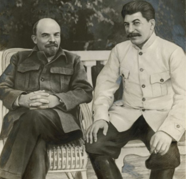 Lenin i Stalin na wspólnym zdjęciu. Przeróbka z 1949 roku /materiały prasowe