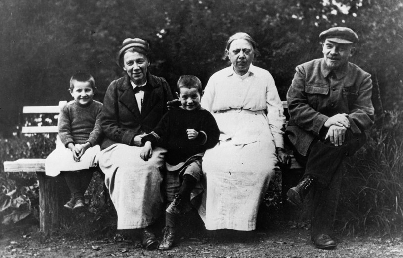 Lenin z rodziną: żoną, siostrą i dziećmi /East News