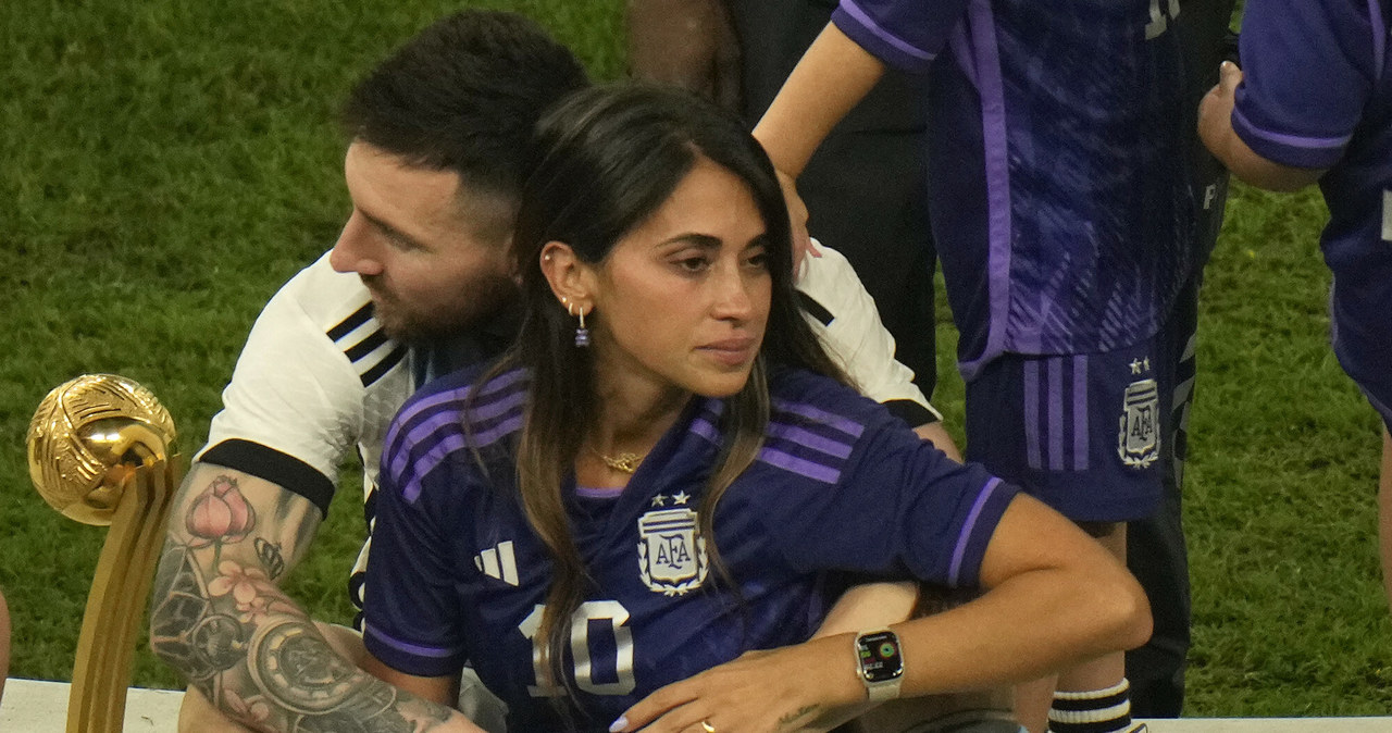 Leo Messi i Antonella Roccuzzo po wygranej Argentyny w finale MŚ 2022 /Francisco Seco/Associated Press/East News - Marcin Kosman Twitter /East News