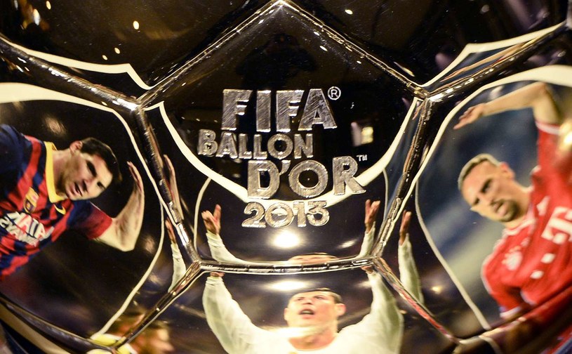 Leo Messi i Cristiano Ronaldo to laureaci Złotej Piłki, czy w 2021 dołączy do nich Robert Lewandowski. Na zdjęciu oraz Leo Messi, Cristiano Ronaldo i Franck Ribéry - wizerunki finalistów z 2013 odbijające się w trofeum /AFP/AFP FRANCK FIFE/FF /AFP