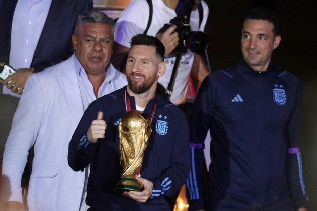 Leo Messi trzymający trofeum /Raul Martinez /PAP/EPA