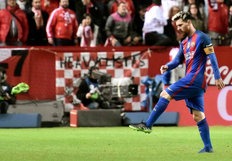 Leo Messi w czasie meczu Barcelony z Sevillą /Raul Caro /PAP/EPA