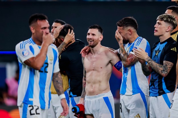 Leo Messi (w środku) i piłkarze Argentyny po wygranym 2:0 meczu półfinałowym Copa America z Kanadą. /JUSTIN LANE /PAP/EPA