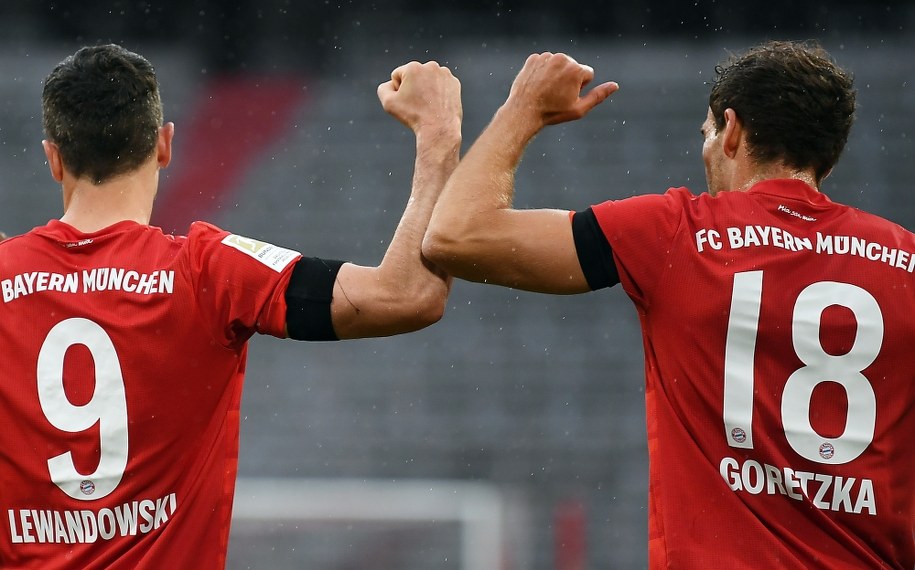 Leon Goretzka "gratuluje łokciem" Robertowi Lewandowskiemu zdobycia bramki /Andreas Gebert /PAP/EPA