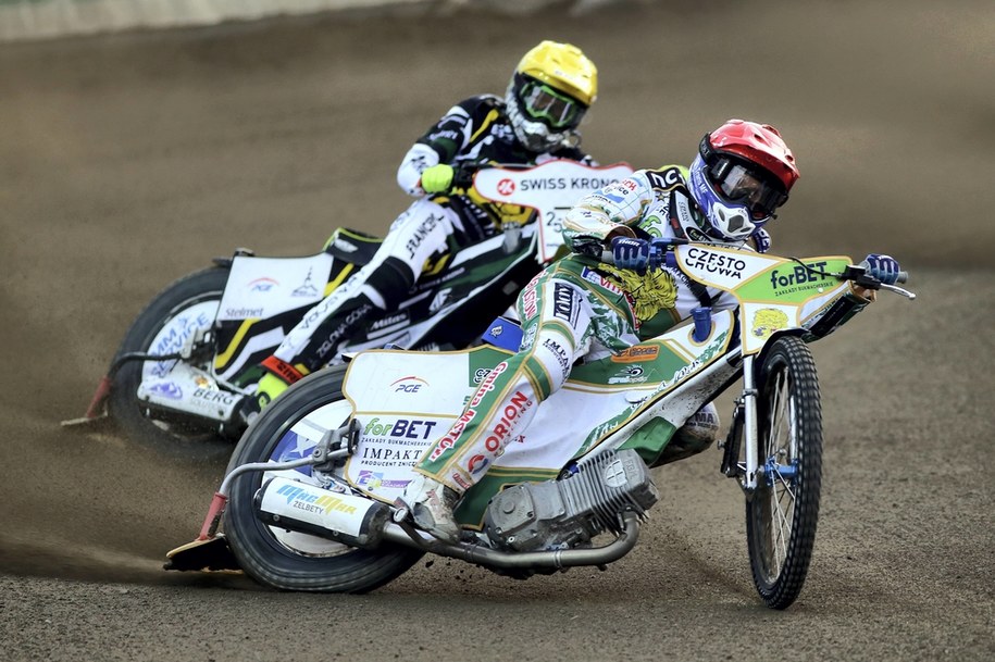 Leon Madsen (kask czerwony) z forBET Włókniarz Częstochowa i Martin Vaculik (żółty) ze Stelmetu Falubaz Zielona Góra podczas meczu na zdjęciu archiwalnym z września 2019 roku /Waldemar Deska /PAP