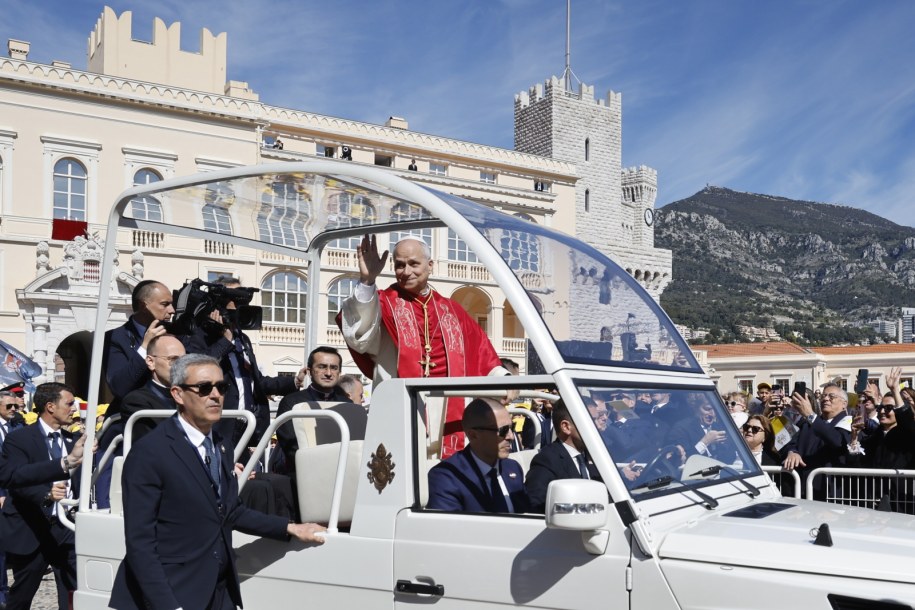 Leon XIV w papamobile przed Pałacem Książęcym /SEBASTIEN NOGIER  /PAP/EPA