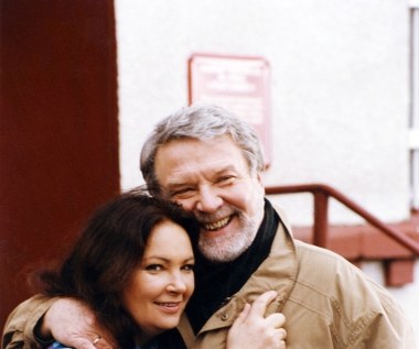 Leonarda Pietraszaka oglądaliśmy także w serialach: "Królowa Bona", "Rodzina Połanieckich" i "Siedlisko" (na zdjęciu - z Anna Dymną, na planie tego ostatniego).

- Żałuję jedynie, że nie nakręcono trzeciej części "Vabanku", w której ten łajdak Kramer zginąłby bohatersko w Powstaniu Warszawskim - uśmiecha się aktor. 