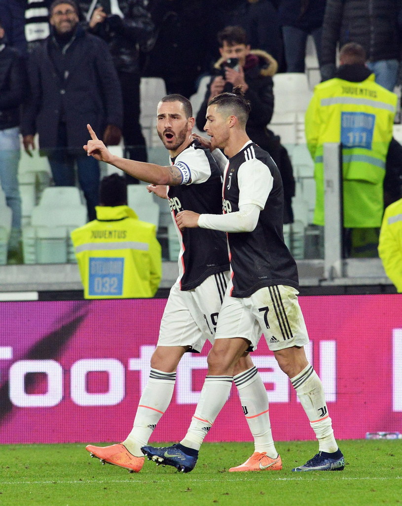 Leonardo Bonucci (z lewej) i Cristiano Ronaldo celebrują gola /	PAP/EPA/ANDREA DI MARCO /PAP/EPA
