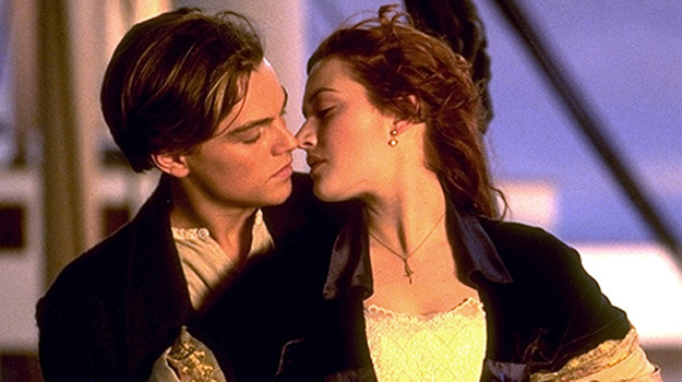 Leonardo DiCaprio i Kate Winslet w scenie z filmu "Titanic" Jamesa Camerona /materiały prasowe
