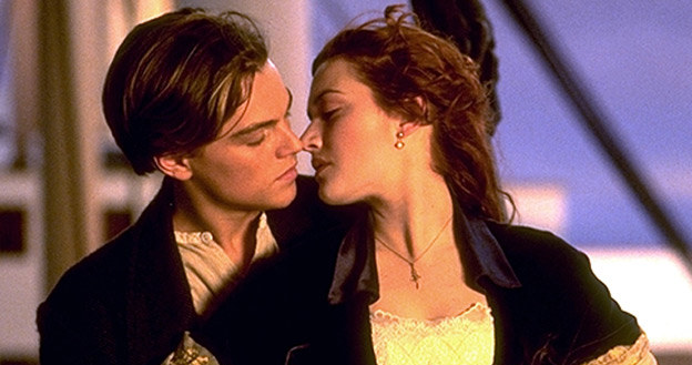 Leonardo DiCaprio i Kate Winslet w scenie z filmu "Titanic" Jamesa Camerona /materiały prasowe