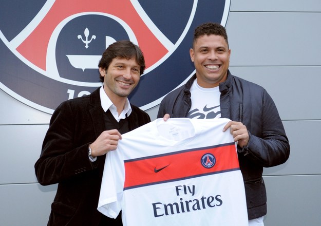 Leonardo i Ronaldo z koszulką Paris Saint Germain /AFP