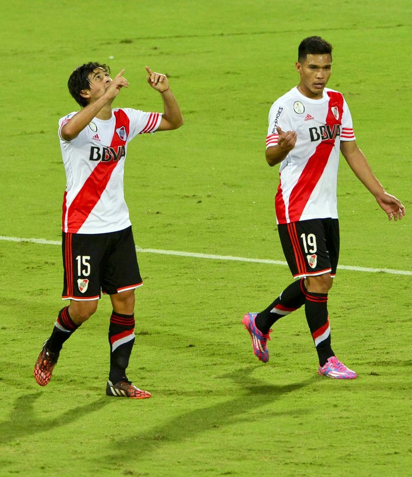 Leonardo Pisculichi (z lewej) i Teofilo Gutierrez cieszą się z gola dla River Plate /AFP