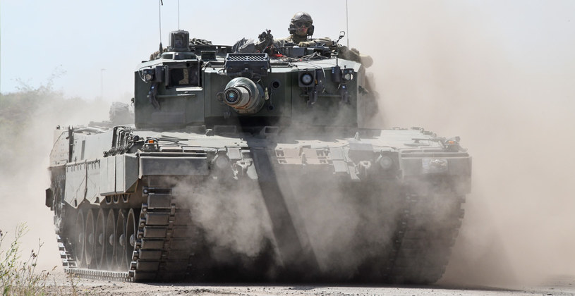 Leopard 2A4 jest porównywalny do PT-91. Niemniej ma przewagę bezpieczeństwa. Mimo że pancerz PT-91 i Leoparda 2A4 zapewnia podobną ochronę, Leopard nie ma szansy na spektakularny wybuch. W przeciwieństwie do Twardego nie ma automatu ładującego, standardowego elementu rosyjskich konstrukcji, który wymaga składowania dużej liczby amunicji w wieży, co jest niebezpieczne